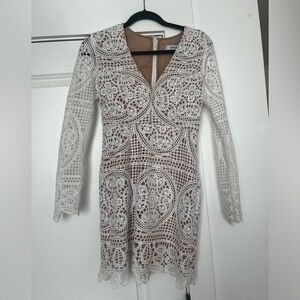 DO+BE white lace dress with long sleeves,Size small